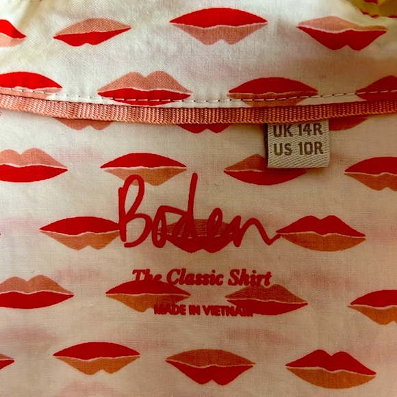Boden classic women’s shirt, lip print, mint condition, measures 20” pit to pit - Picture 3 of 10